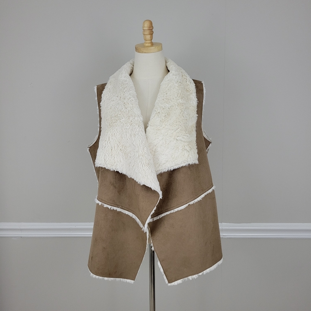 ST John's Bay Tan and Cream Shearling Vest Size L NWOT